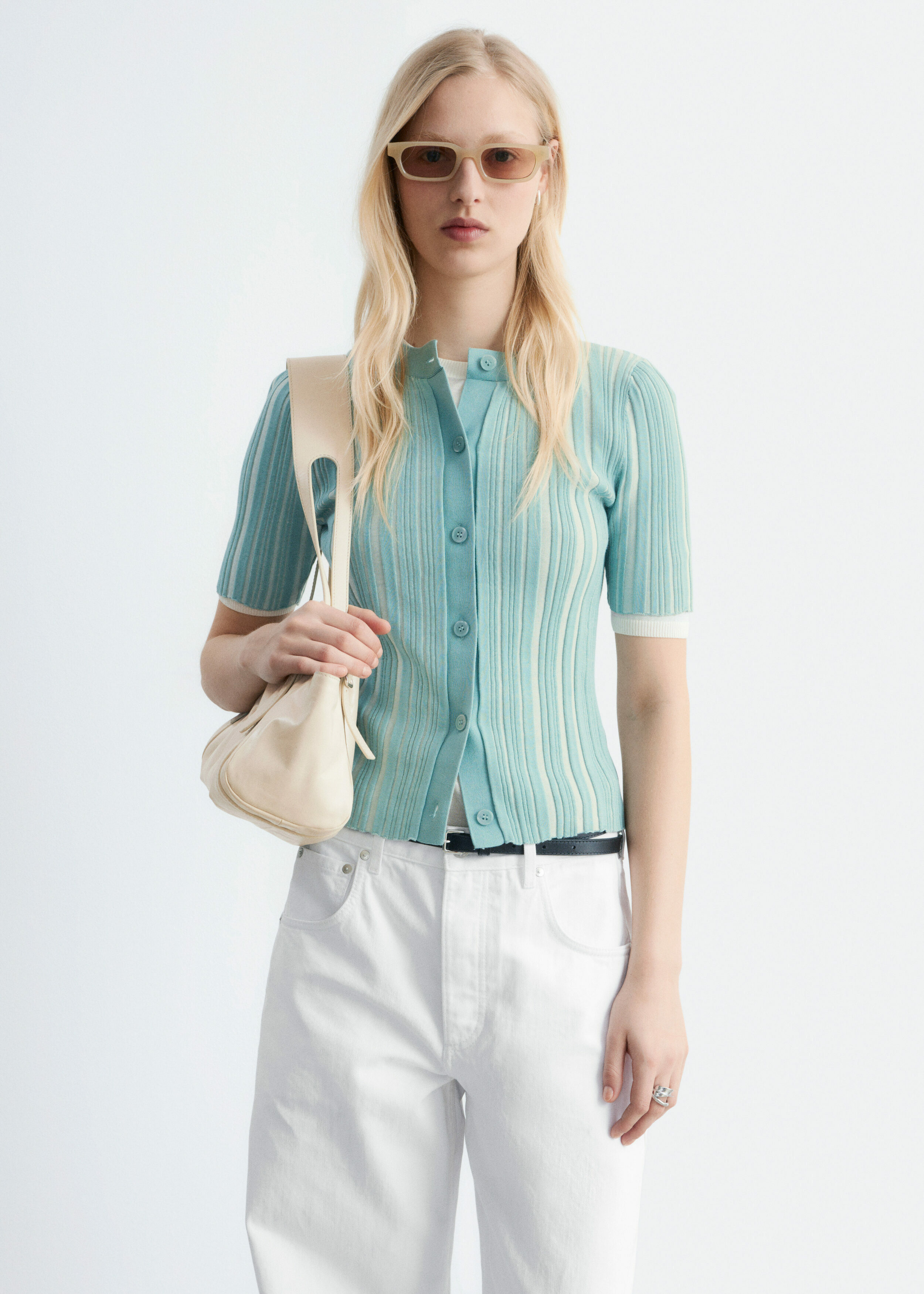 앤아더스토리즈 쇼트 슬리브 립 니트 가디건의 터쿼이즈컬러 ECOMLook입니다.