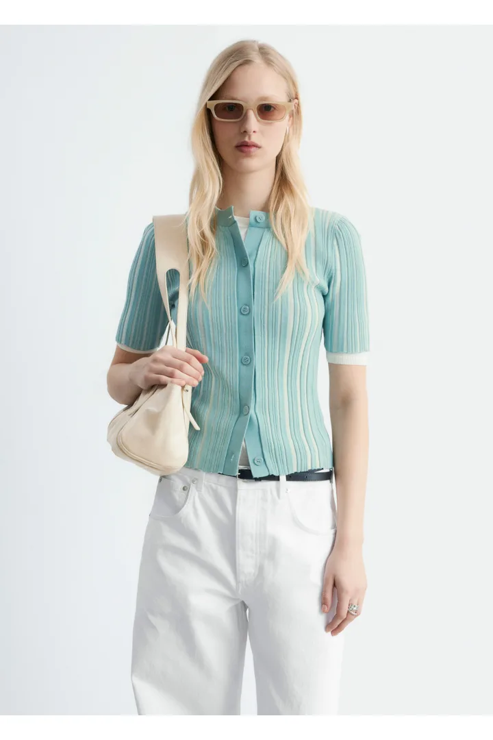 앤아더스토리즈 쇼트 슬리브 립 니트 가디건의 터쿼이즈컬러 ECOMLook입니다.