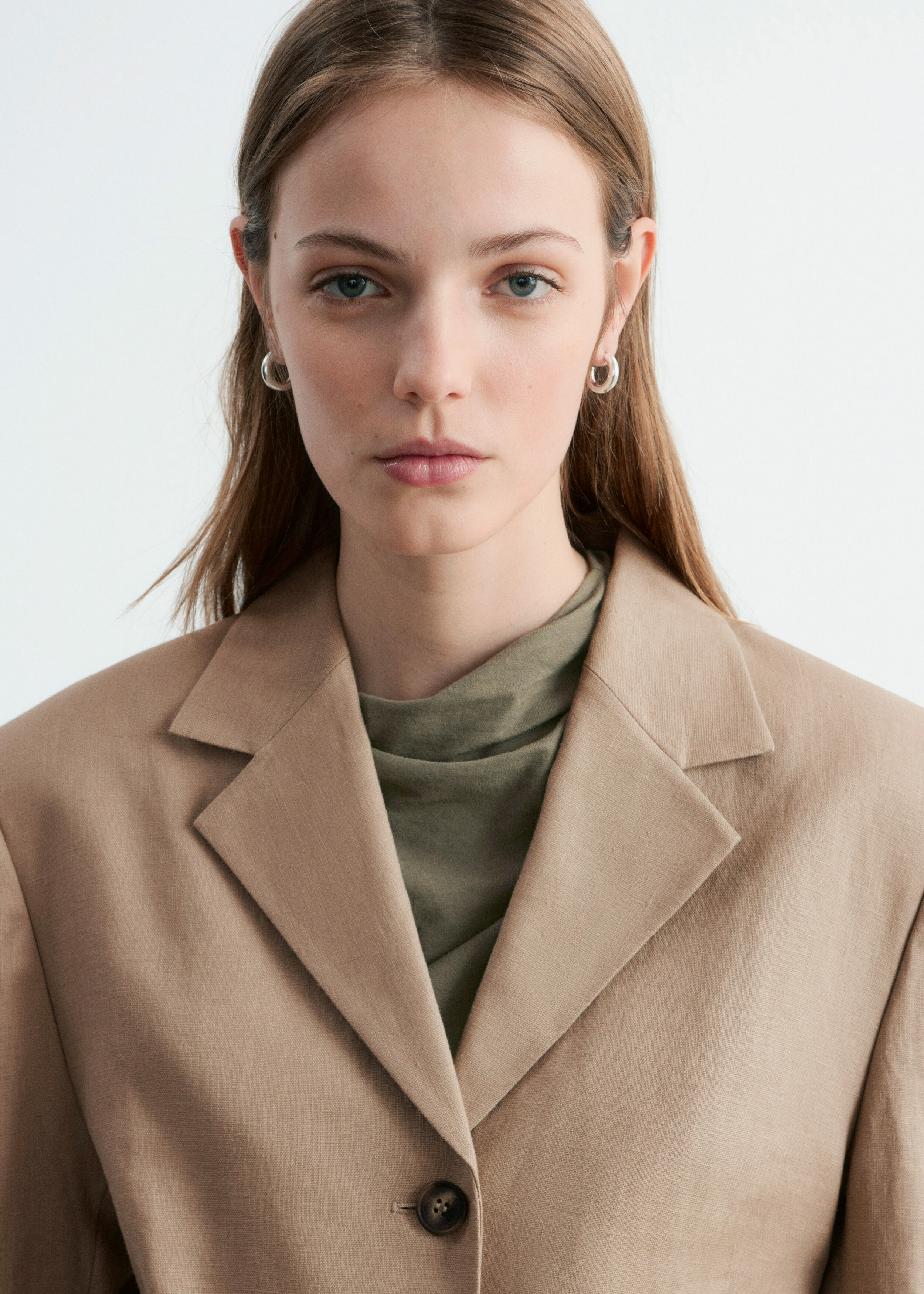 앤아더스토리즈 테이퍼드 리넨 블레이저의 베이지컬러 ECOMLook입니다.