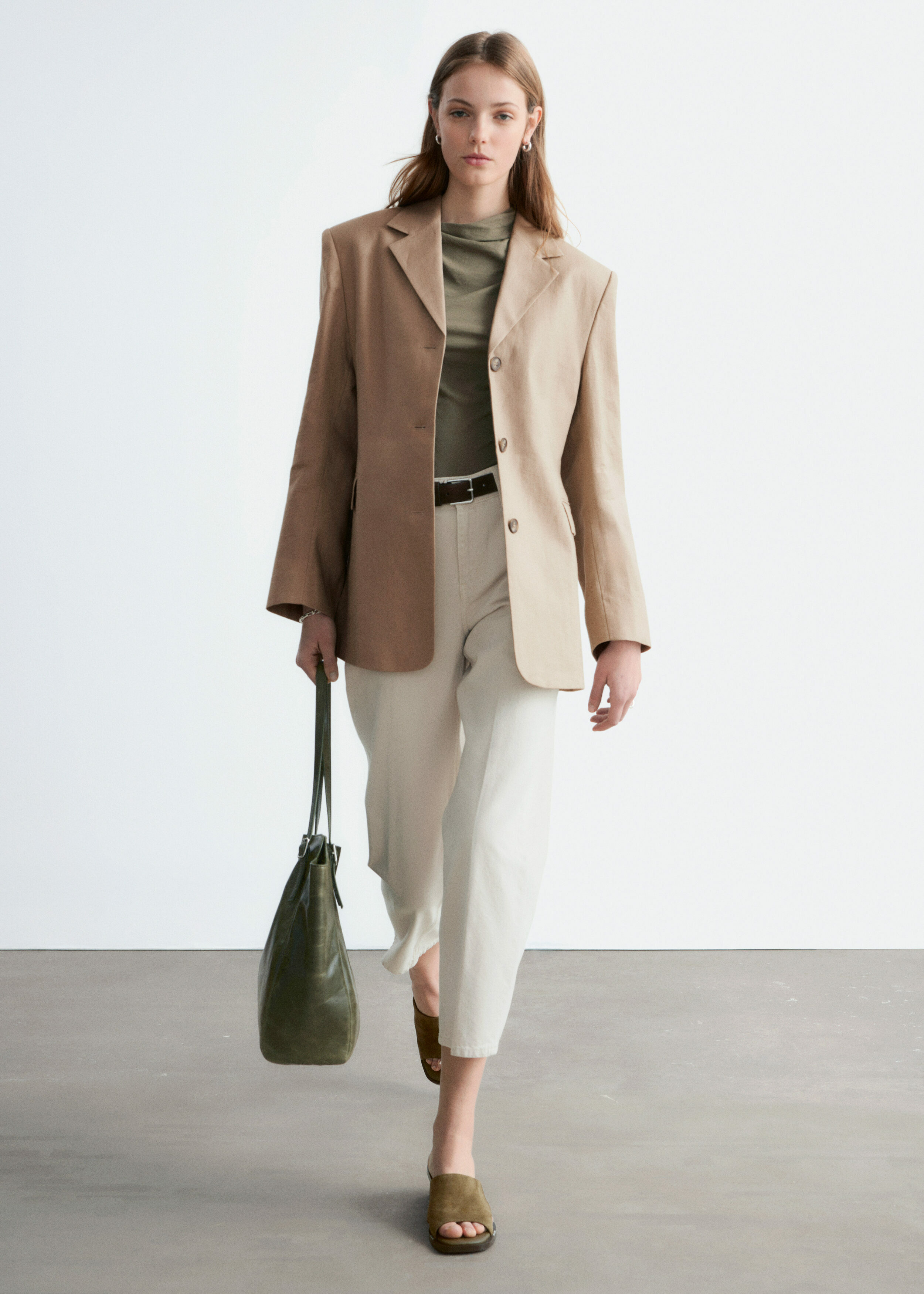 앤아더스토리즈 테이퍼드 리넨 블레이저의 베이지컬러 ECOMLook입니다.