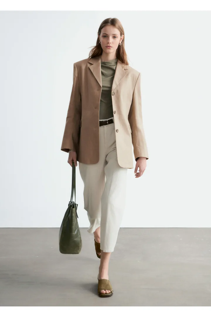 앤아더스토리즈 테이퍼드 리넨 블레이저의 베이지컬러 ECOMLook입니다.