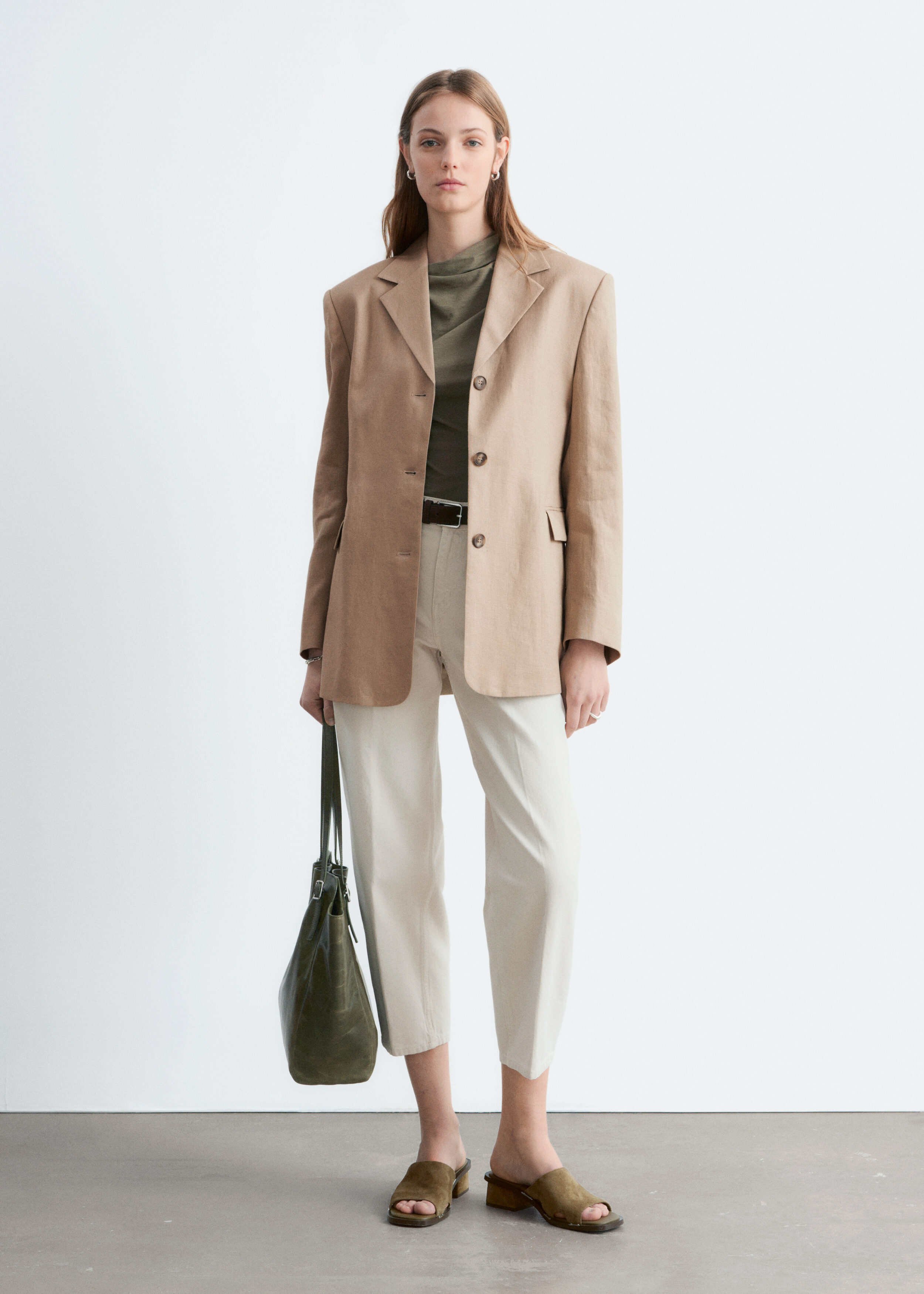 앤아더스토리즈 테이퍼드 리넨 블레이저의 베이지컬러 ECOMLook입니다.