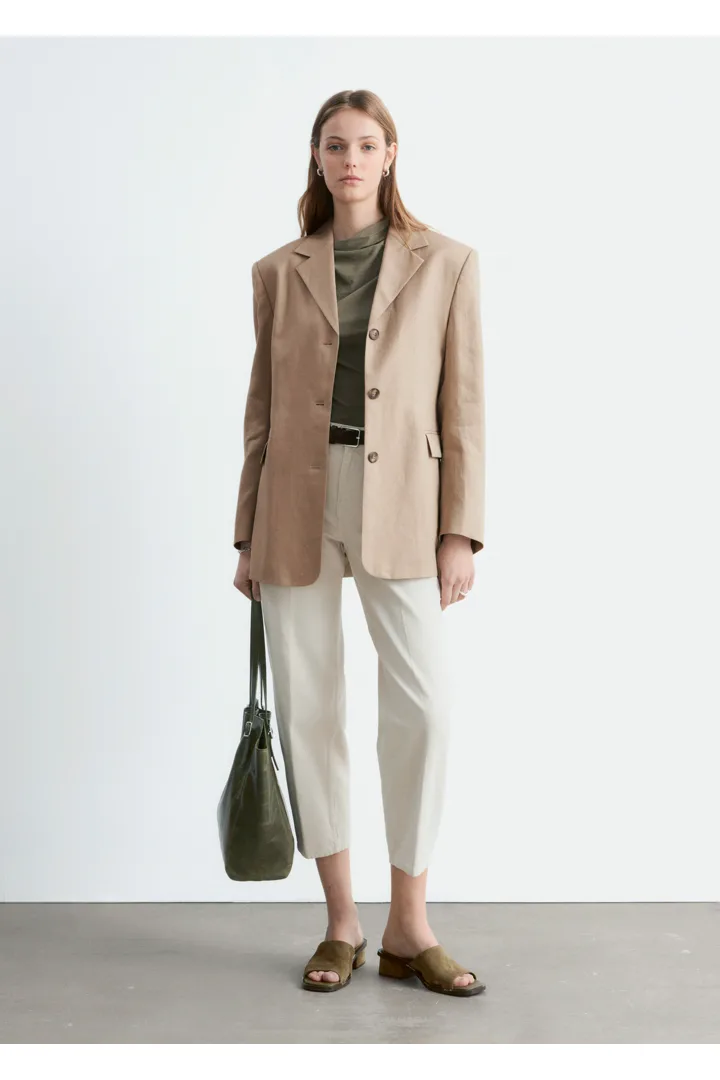 앤아더스토리즈 테이퍼드 리넨 블레이저의 베이지컬러 ECOMLook입니다.