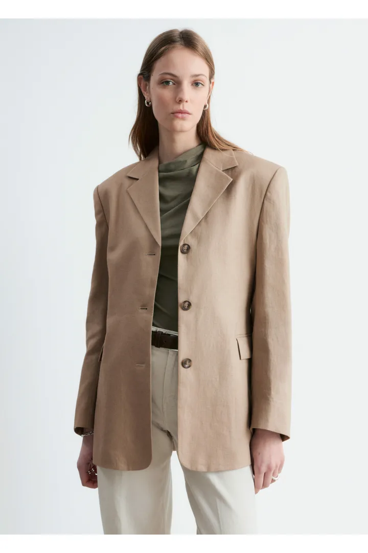 앤아더스토리즈 테이퍼드 리넨 블레이저의 베이지컬러 ECOMLook입니다.