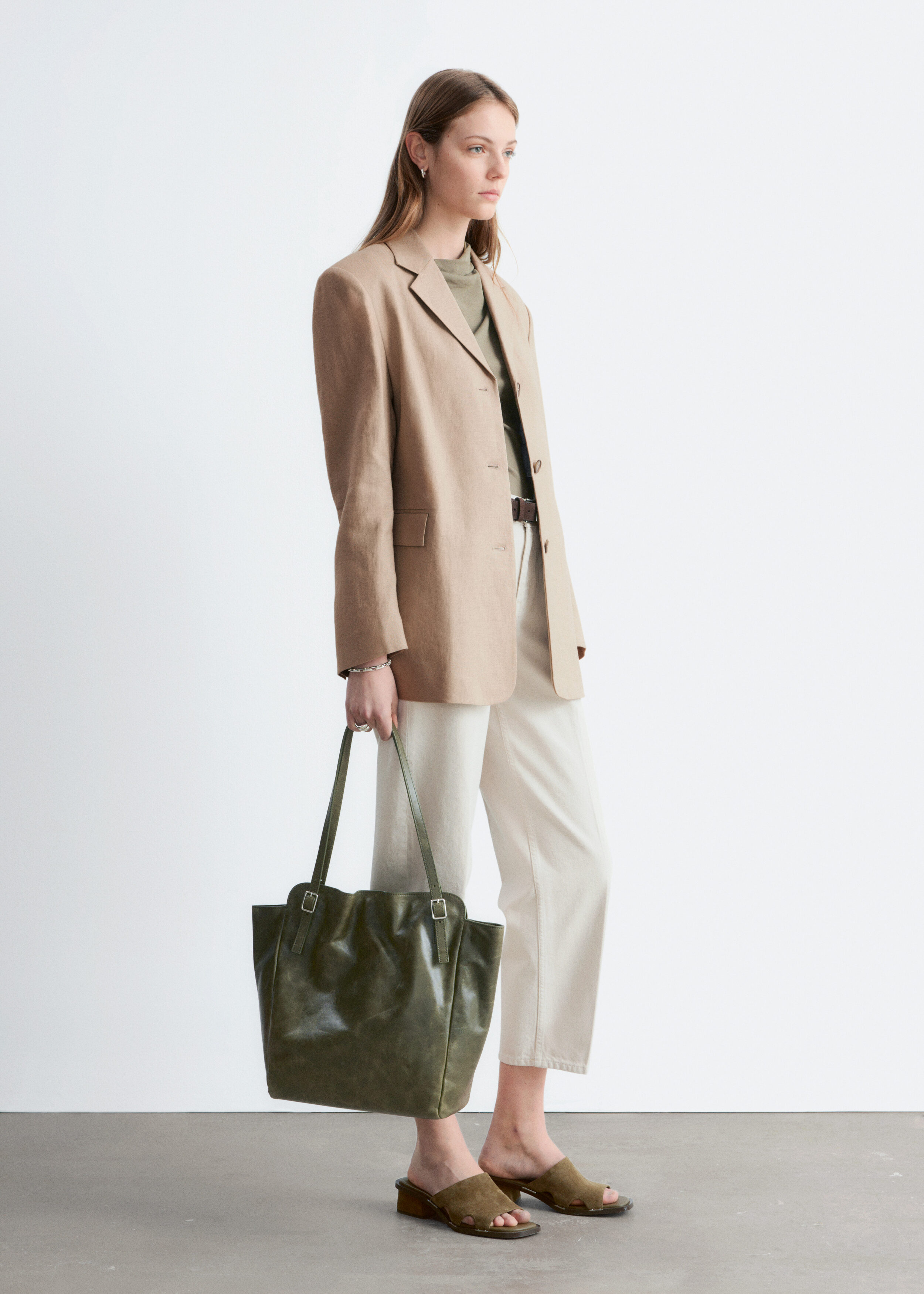 앤아더스토리즈 테이퍼드 리넨 블레이저의 베이지컬러 ECOMLook입니다.