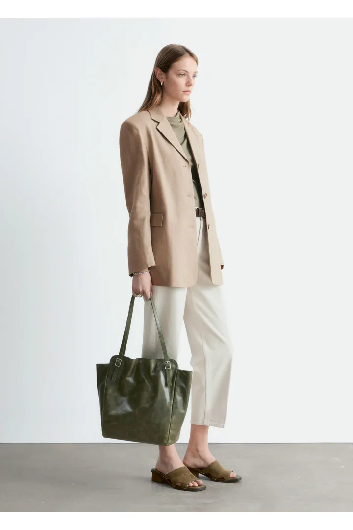 앤아더스토리즈 테이퍼드 리넨 블레이저의 베이지컬러 ECOMLook입니다.