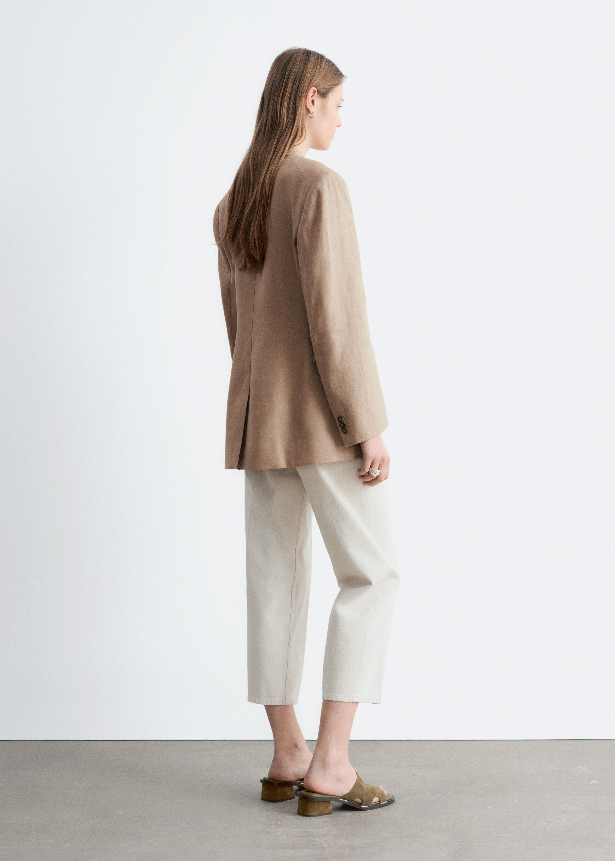 앤아더스토리즈 테이퍼드 리넨 블레이저의 베이지컬러 ECOMLook입니다.