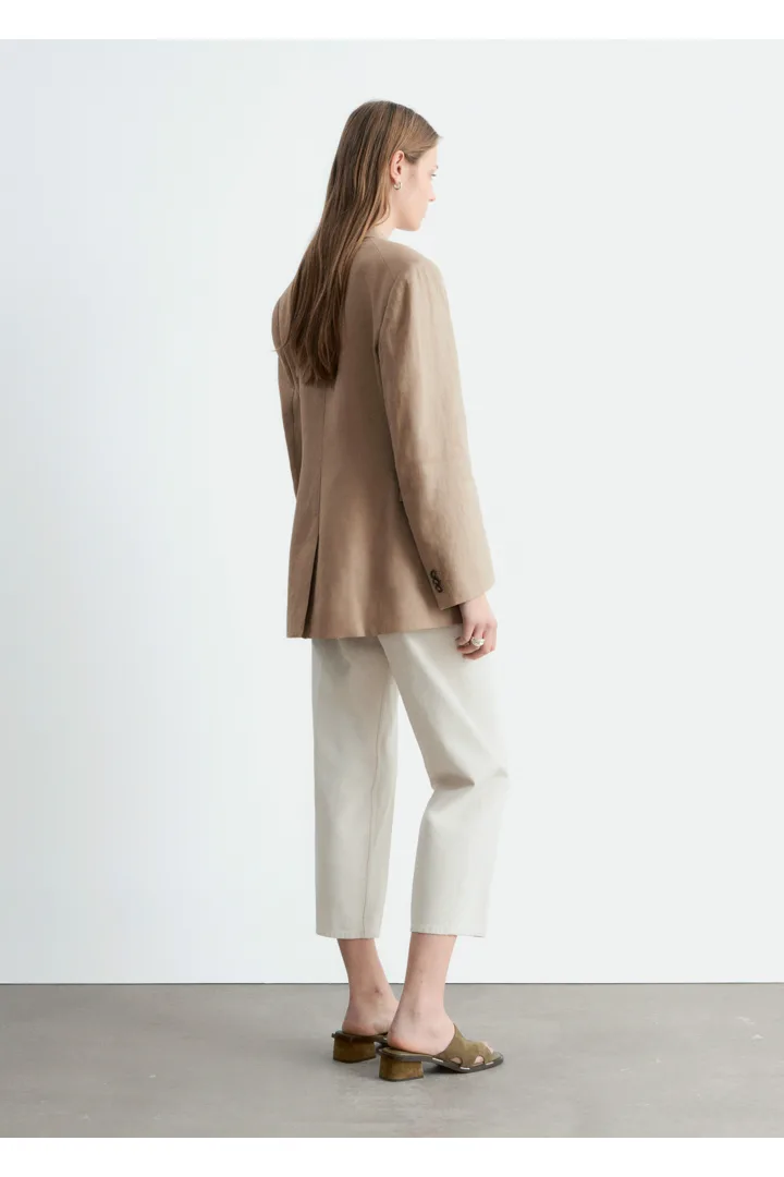 앤아더스토리즈 테이퍼드 리넨 블레이저의 베이지컬러 ECOMLook입니다.