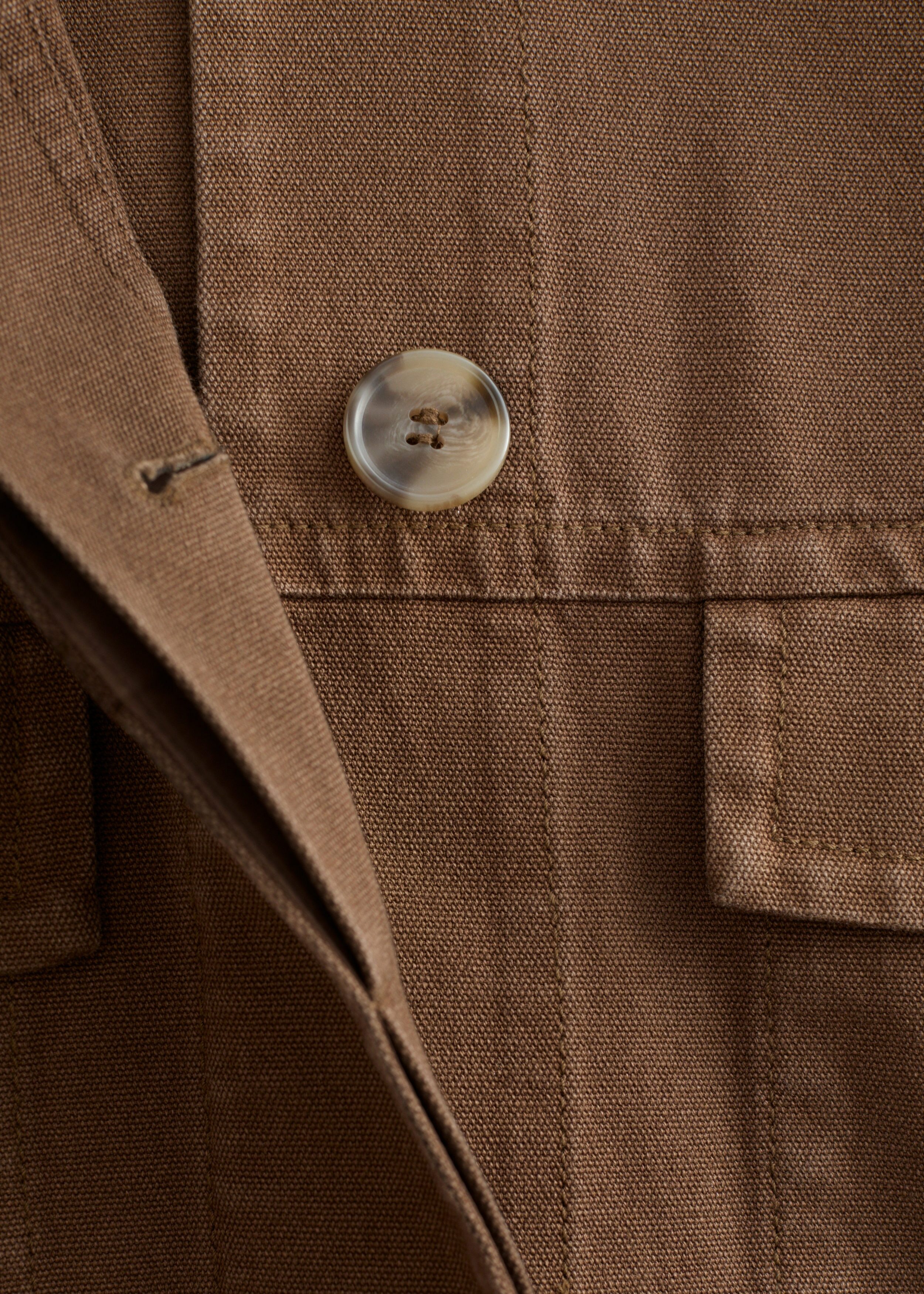 앤아더스토리즈 코튼 유틸리티 자켓의 다크 브라운컬러 Detail입니다.