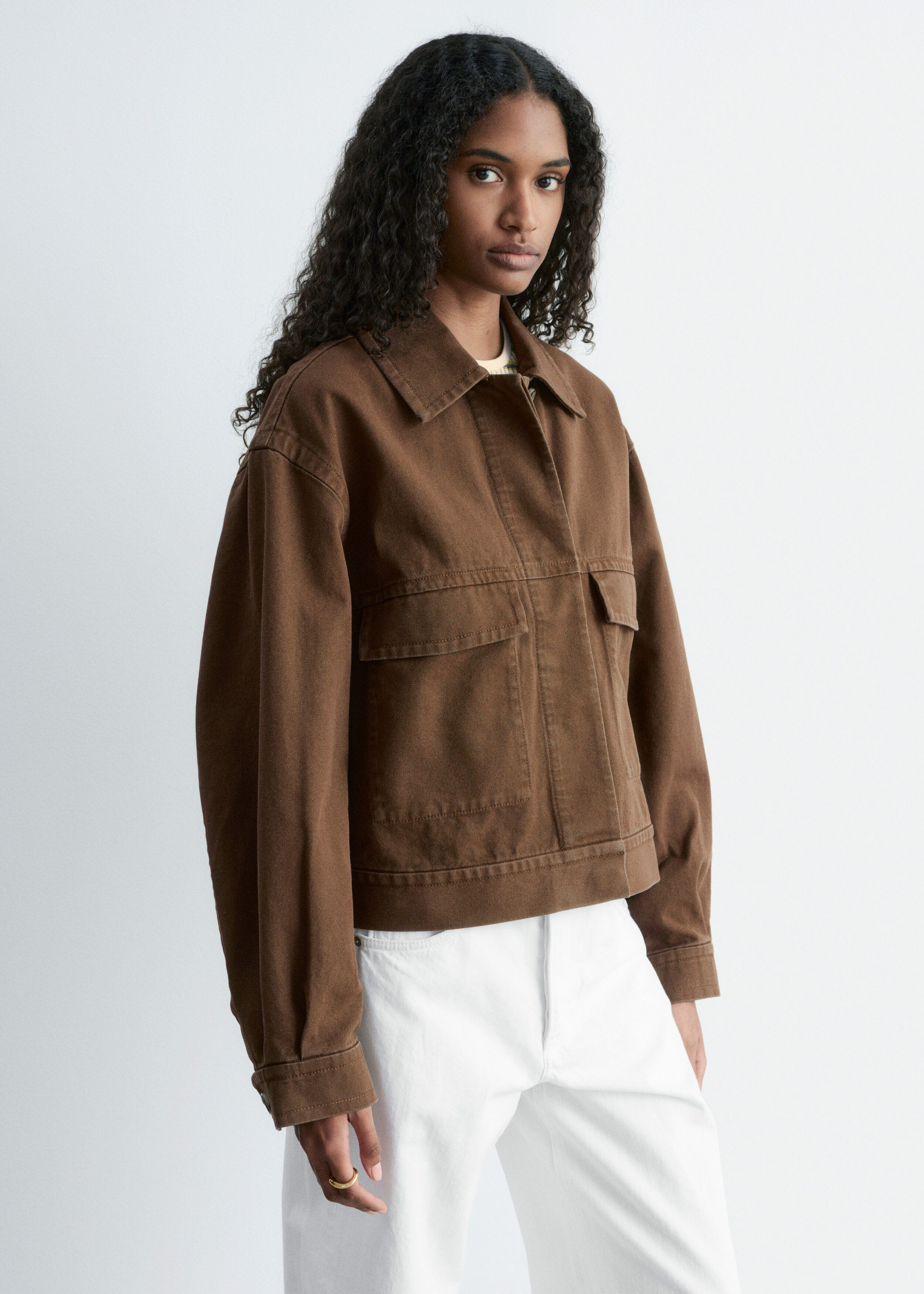 앤아더스토리즈 코튼 유틸리티 자켓의 다크 브라운컬러 ECOMLook입니다.