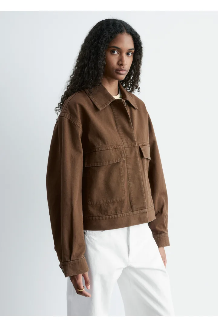 앤아더스토리즈 코튼 유틸리티 자켓의 다크 브라운컬러 ECOMLook입니다.