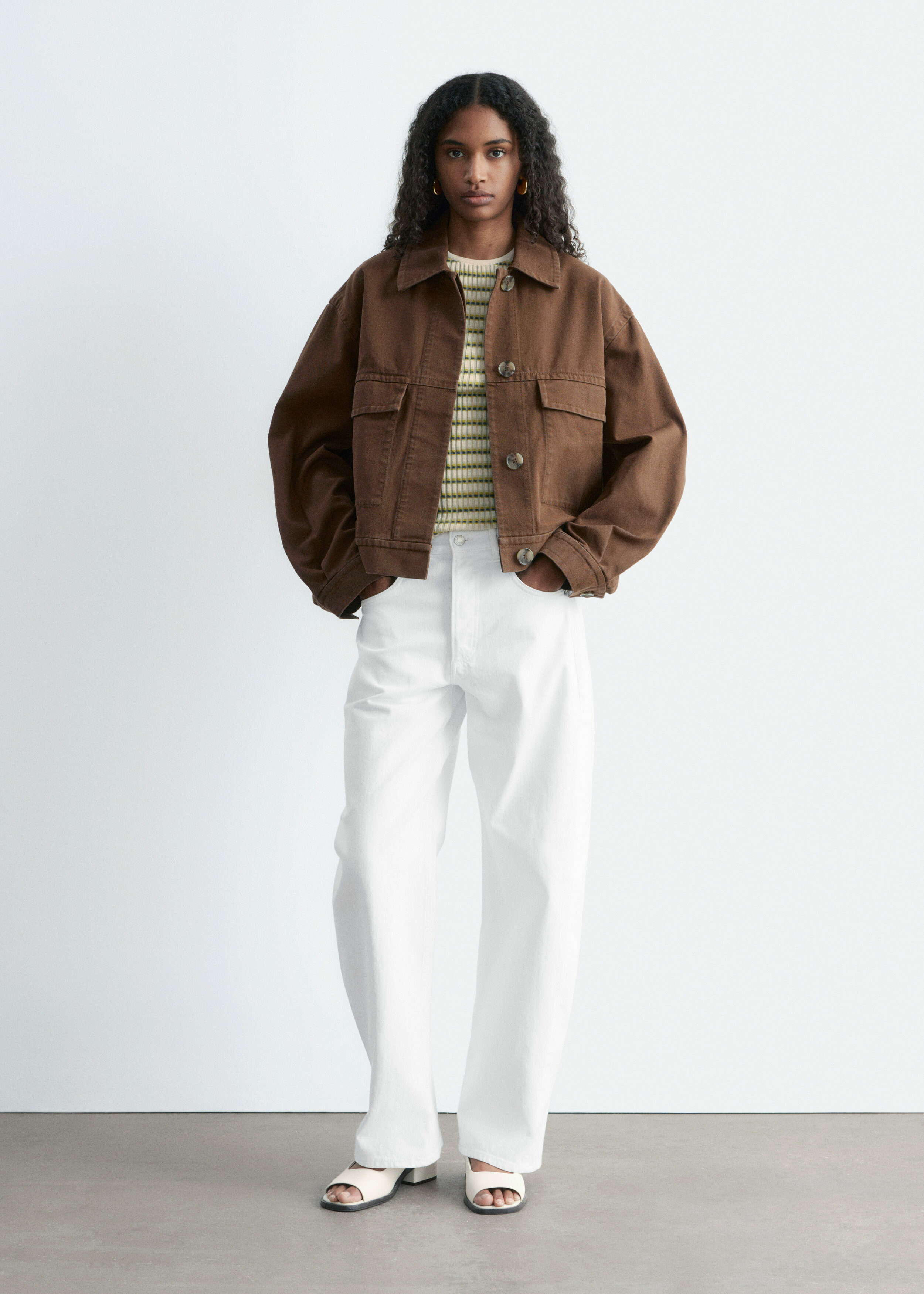 앤아더스토리즈 코튼 유틸리티 자켓의 다크 브라운컬러 ECOMLook입니다.