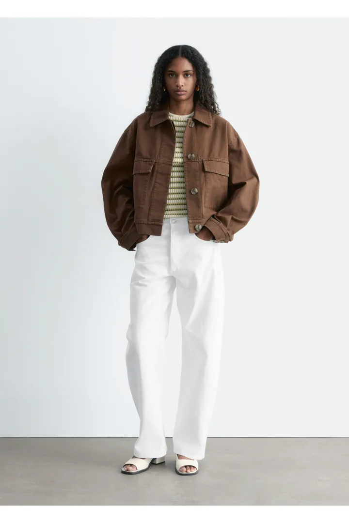 앤아더스토리즈 코튼 유틸리티 자켓의 다크 브라운컬러 ECOMLook입니다.