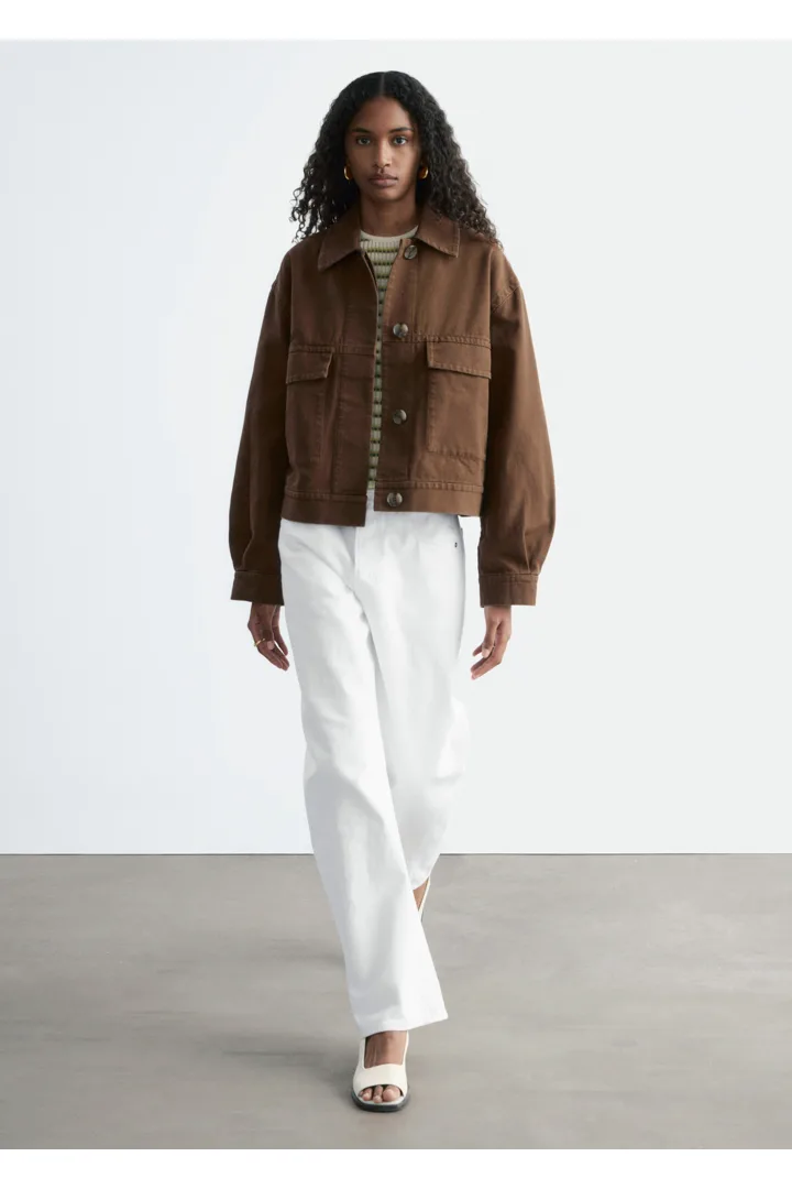 앤아더스토리즈 코튼 유틸리티 자켓의 다크 브라운컬러 ECOMLook입니다.