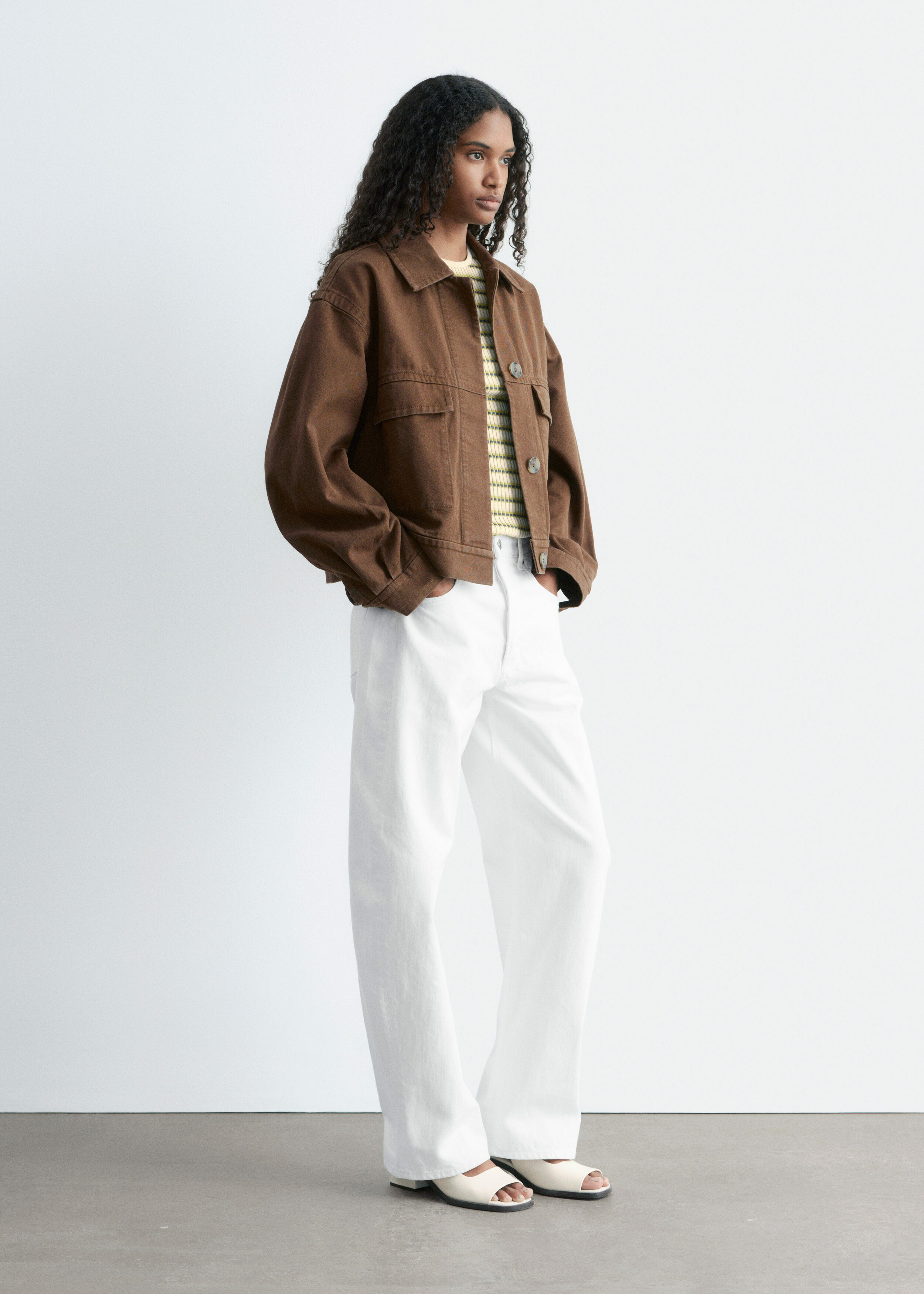 앤아더스토리즈 코튼 유틸리티 자켓의 다크 브라운컬러 ECOMLook입니다.