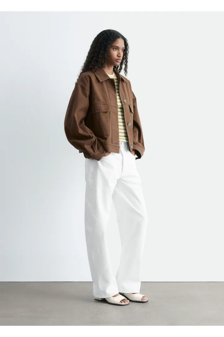 앤아더스토리즈 코튼 유틸리티 자켓의 다크 브라운컬러 ECOMLook입니다.