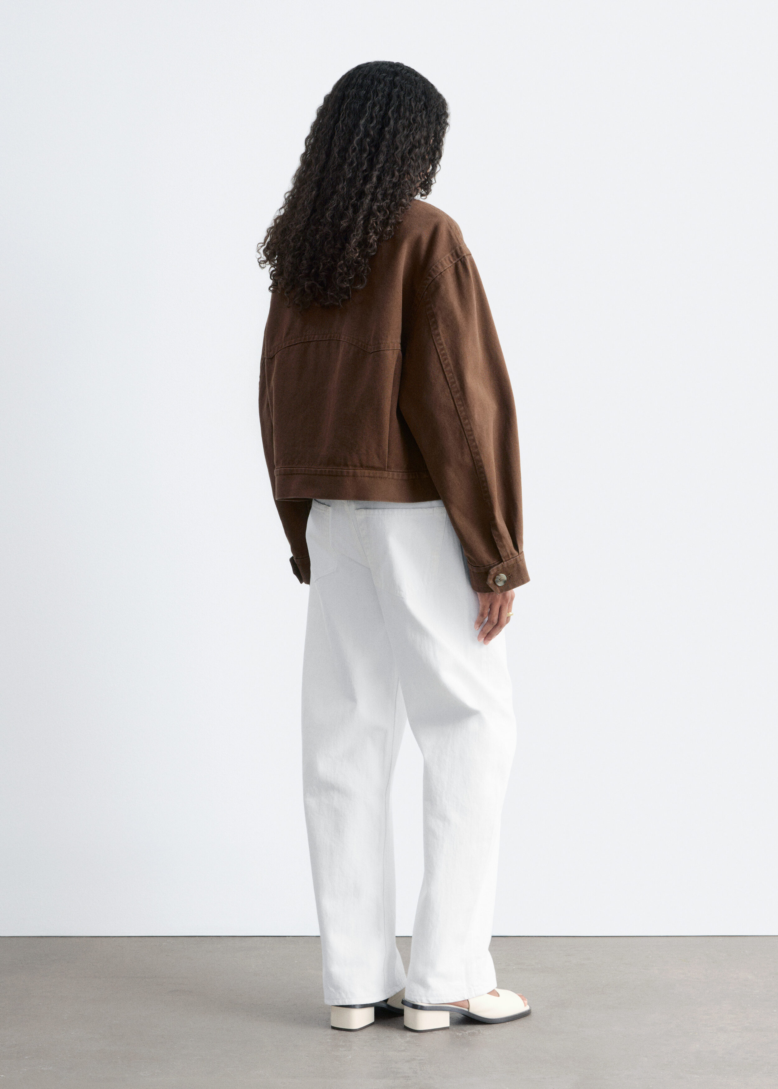 앤아더스토리즈 코튼 유틸리티 자켓의 다크 브라운컬러 ECOMLook입니다.