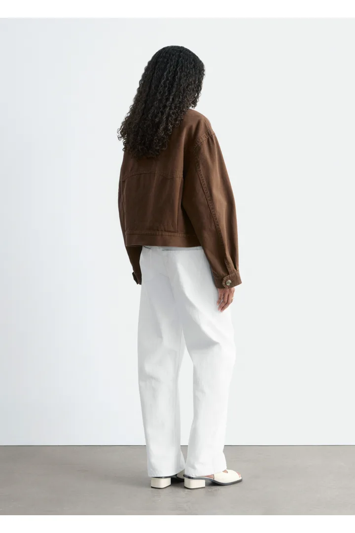 앤아더스토리즈 코튼 유틸리티 자켓의 다크 브라운컬러 ECOMLook입니다.