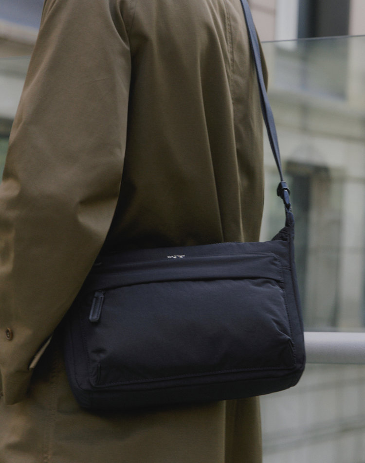 [현대백화점] HJBA6F340BK HATCH-BAG (11인치 스마트패드 수납가능) 블랙 나일론 크로스백 HJBA6F340 +할인쿠폰