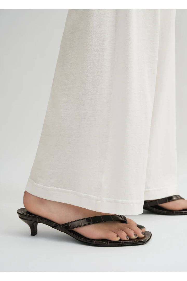 TOTEME 크로커 엠보스드 힐드 플립 플랍 다크 브라운의 다크 브라운컬러 2번쨰 이미지입니다.