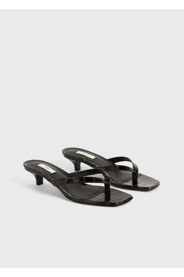 TOTEME 크로커 엠보스드 힐드 플립 플랍 다크 브라운의 다크 브라운컬러 3번쨰 이미지입니다.