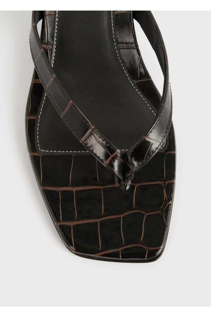 TOTEME 크로커 엠보스드 힐드 플립 플랍 다크 브라운의 다크 브라운컬러 4번쨰 이미지입니다.