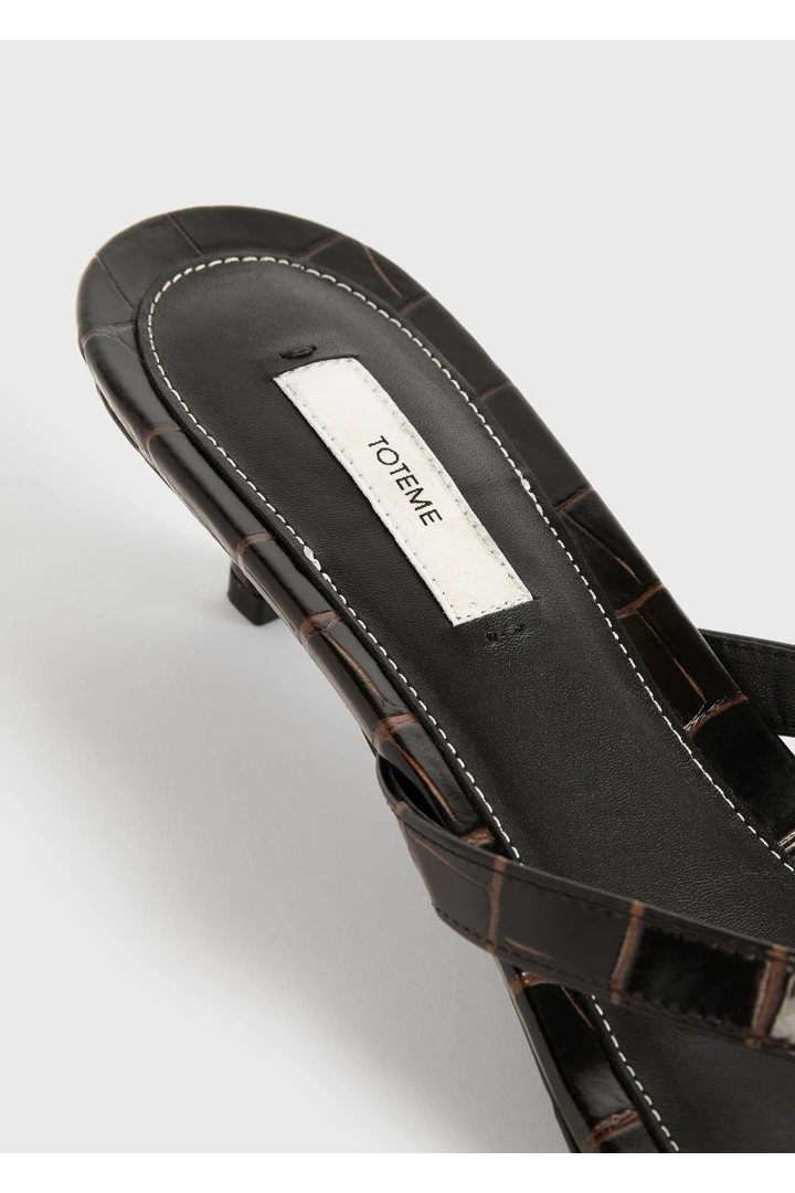 TOTEME 크로커 엠보스드 힐드 플립 플랍 다크 브라운의 다크 브라운컬러 5번쨰 이미지입니다.