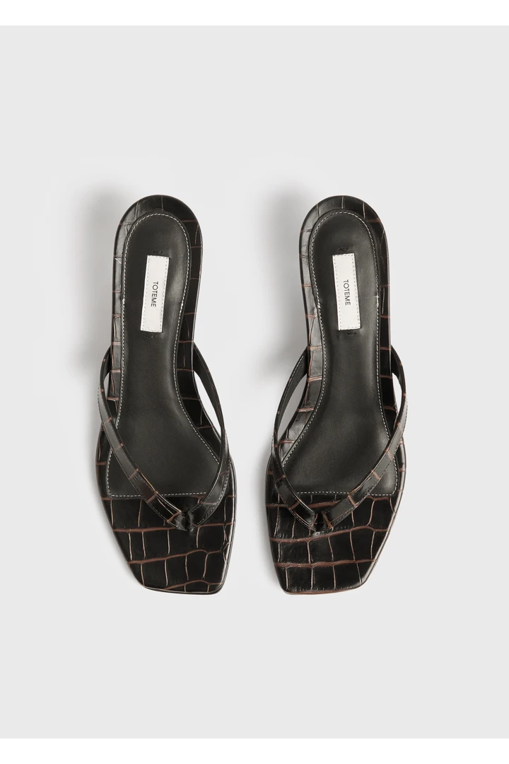 TOTEME 크로커 엠보스드 힐드 플립 플랍 다크 브라운의 다크 브라운컬러 6번쨰 이미지입니다.