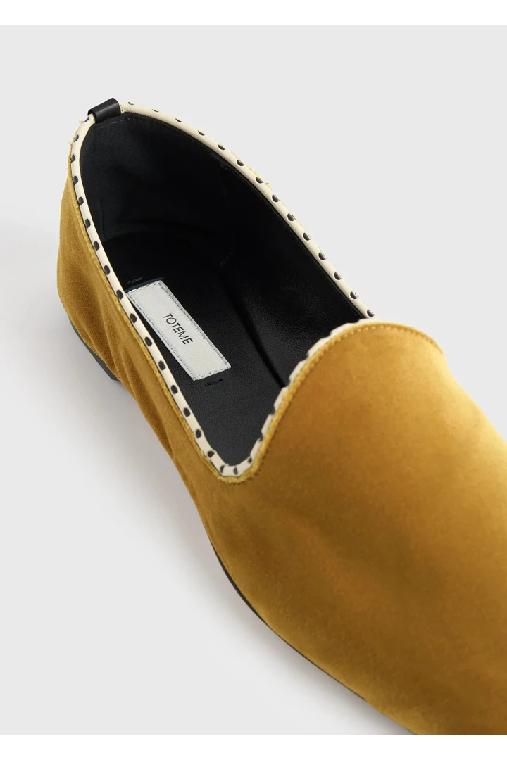 TOTEME 벨벳 베니션 슬리퍼 사프란의 사프란컬러 4번쨰 이미지입니다.