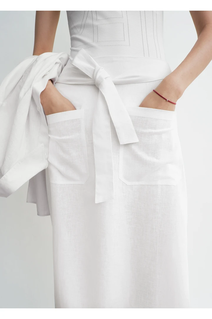 TOTEME 타이 웨이스트 스커트 화이트의 화이트컬러 3번쨰 이미지입니다.