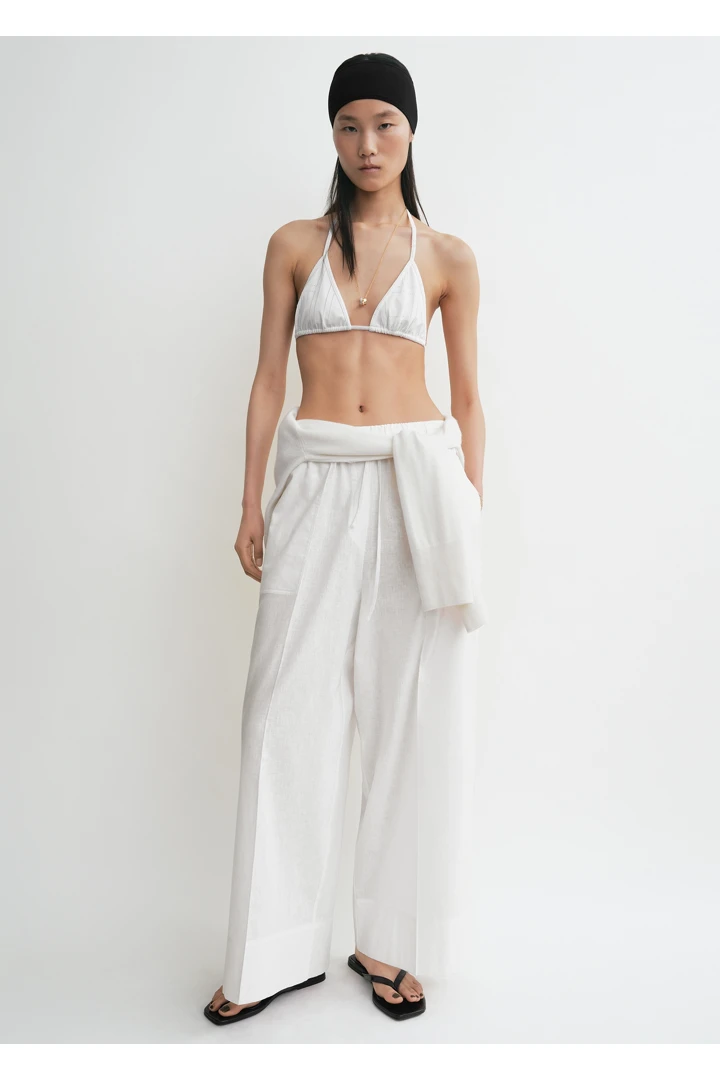 TOTEME 모노그램 포인텔 비키니 탑 화이트의 화이트컬러 0번쨰 이미지입니다.