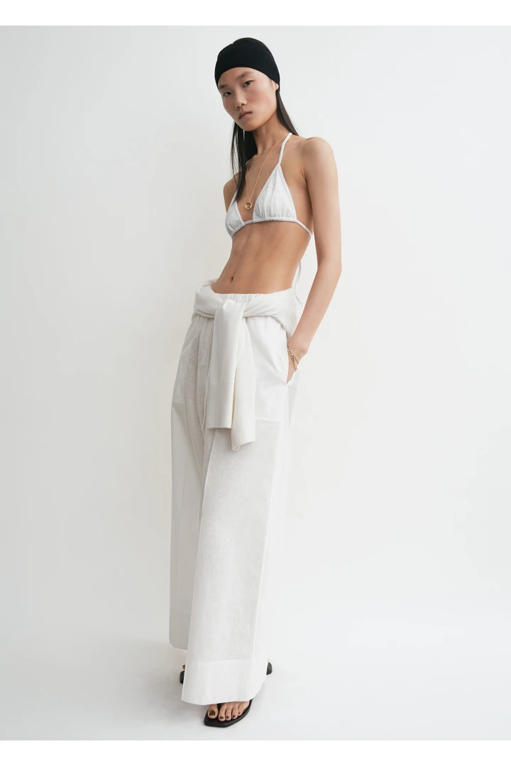 TOTEME 모노그램 포인텔 비키니 탑 화이트의 화이트컬러 1번쨰 이미지입니다.