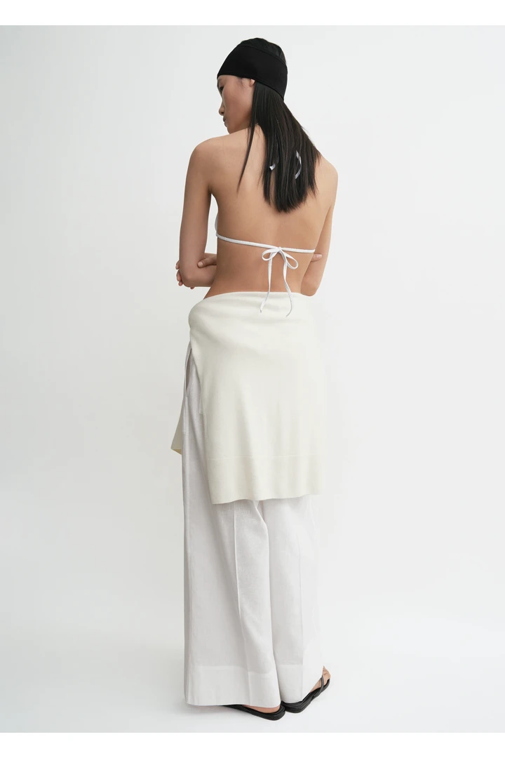 TOTEME 모노그램 포인텔 비키니 탑 화이트의 화이트컬러 2번쨰 이미지입니다.