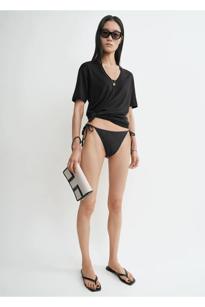 TOTEME 모노그램 포인텔 비키니 바텀 블랙의 블랙컬러 0번쨰 이미지입니다.