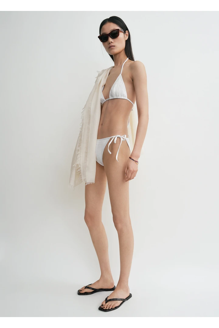 TOTEME 모노그램 포인텔 비키니 바텀 화이트의 화이트컬러 1번쨰 이미지입니다.