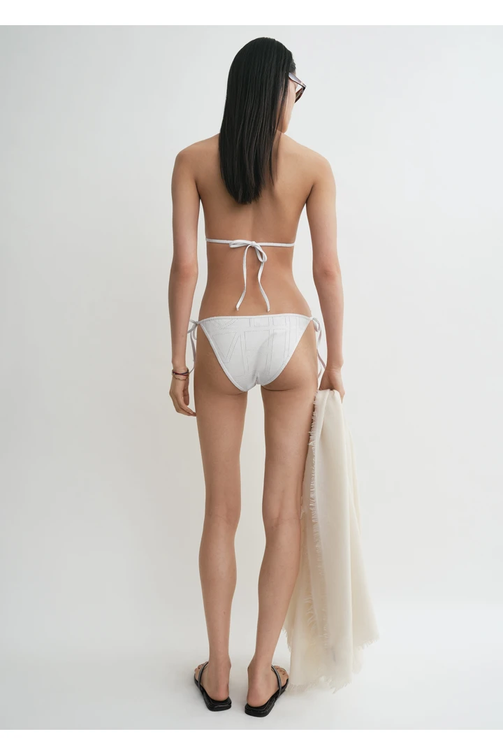 TOTEME 모노그램 포인텔 비키니 바텀 화이트의 화이트컬러 2번쨰 이미지입니다.