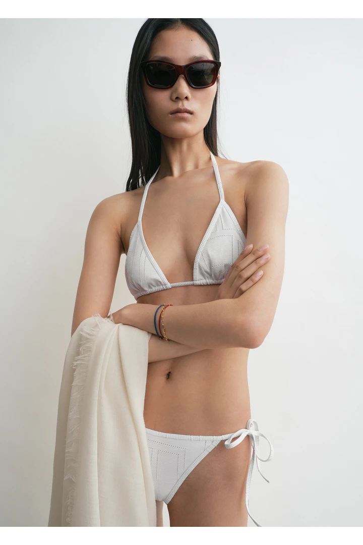 TOTEME 모노그램 포인텔 비키니 바텀 화이트의 화이트컬러 3번쨰 이미지입니다.