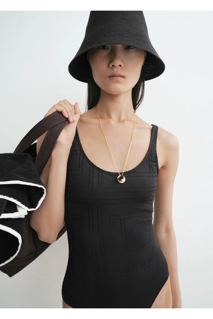 TOTEME 모노그램 포인텔 스윔수트 블랙의 블랙컬러 3번쨰 이미지입니다.