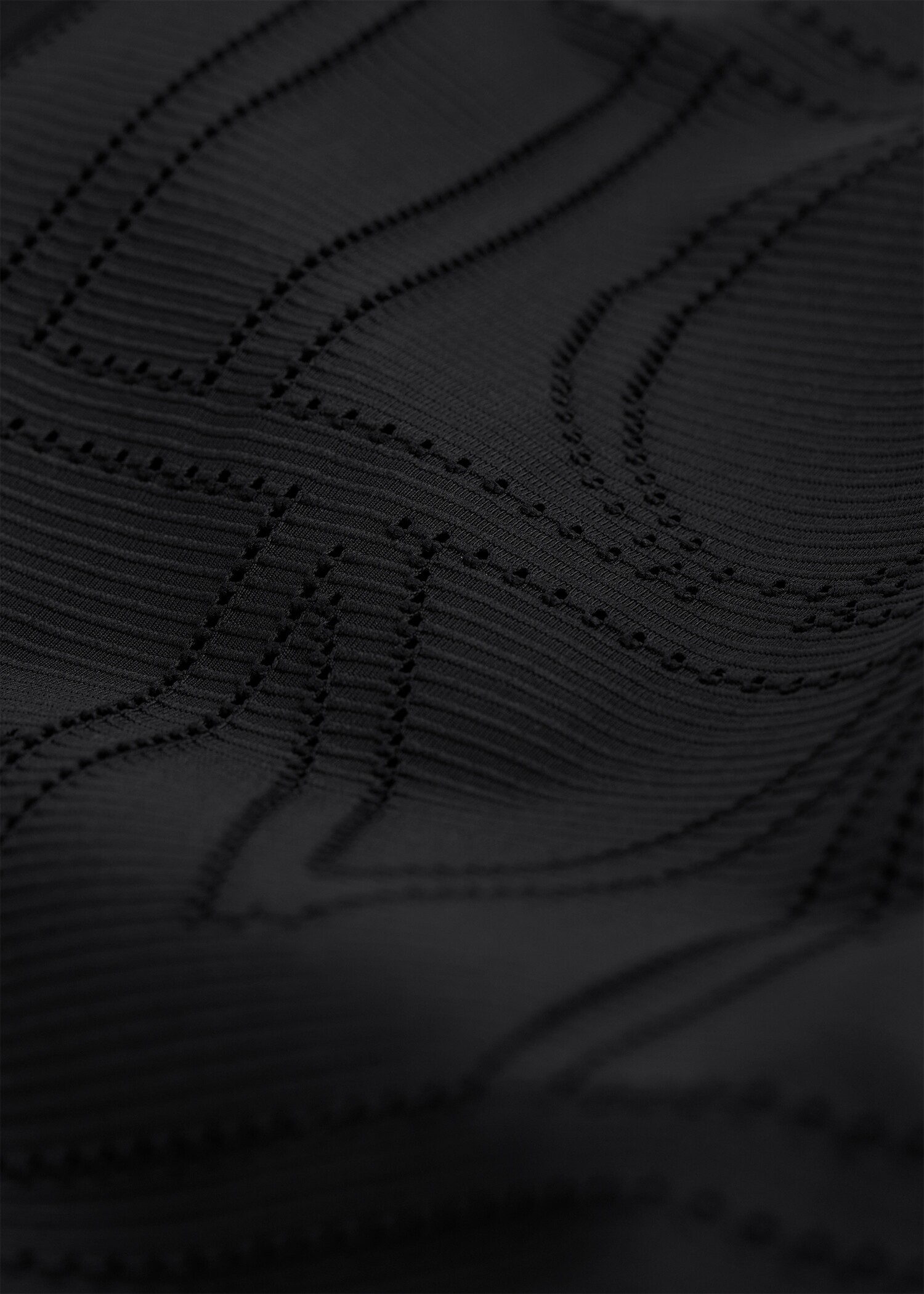 TOTEME 모노그램 포인텔 스윔수트 블랙의 블랙컬러 4번쨰 이미지입니다.