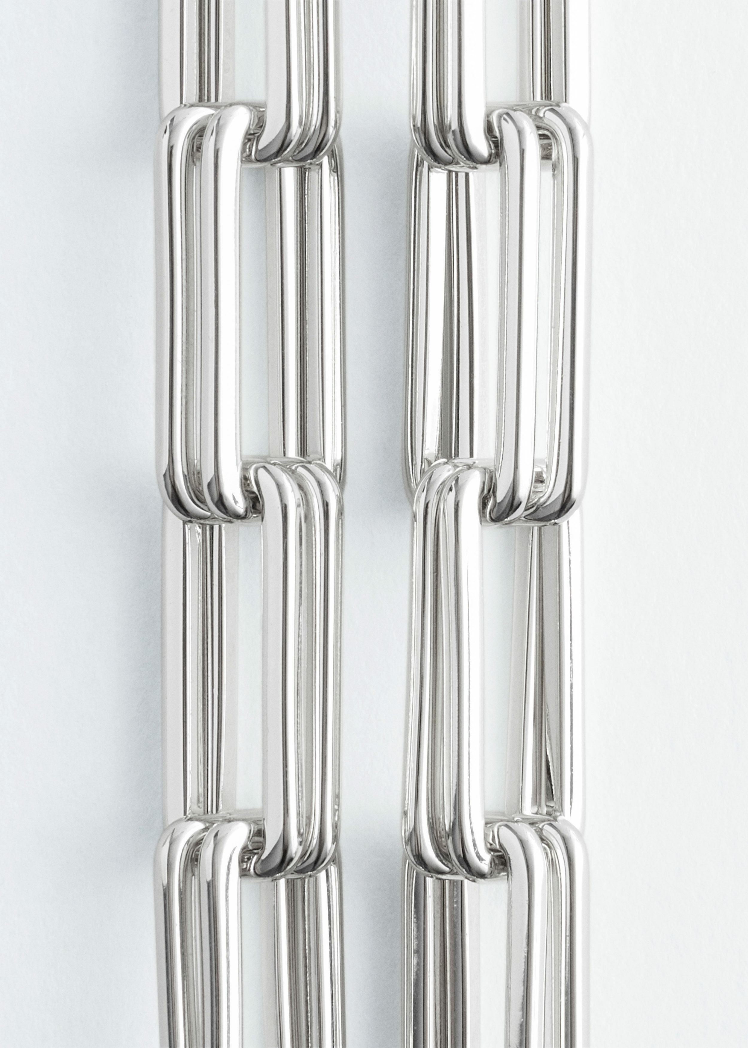 앤아더스토리즈 청키 체인 링크 네크리스의 실버컬러 Detail입니다.