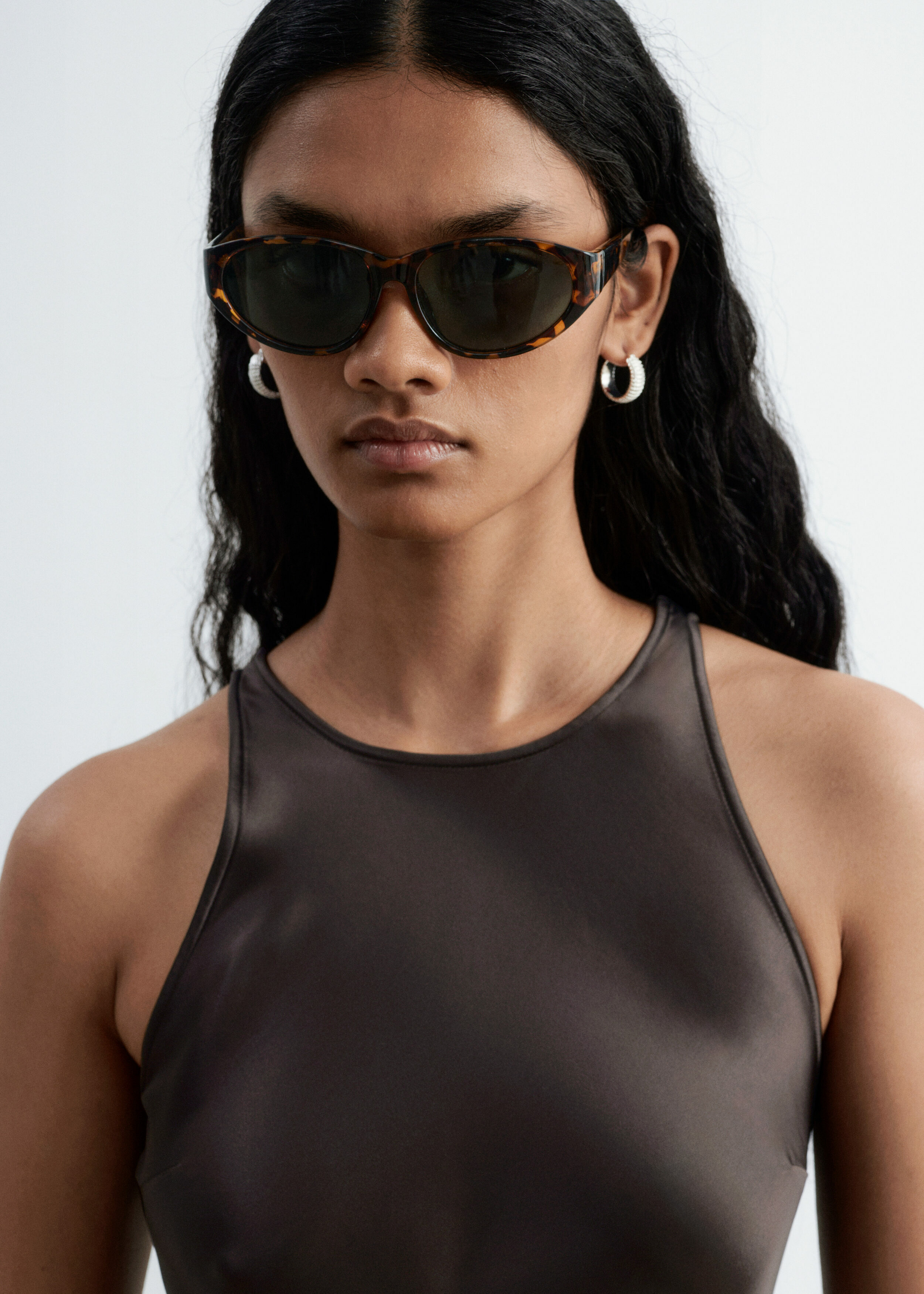앤아더스토리즈 슬리브리스 새틴 미디 드레스의 다크 브라운컬러 ECOMLook입니다.