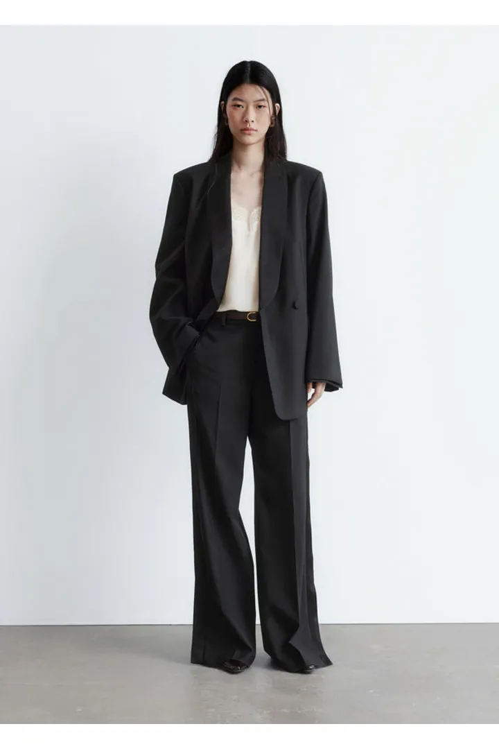 앤아더스토리즈 울 프레스 크리스 트라우저의 블랙컬러 ECOMLook입니다.