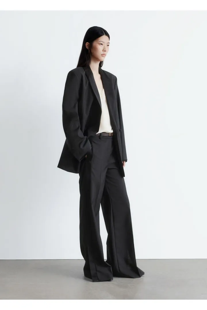 앤아더스토리즈 울 프레스 크리스 트라우저의 블랙컬러 ECOMLook입니다.