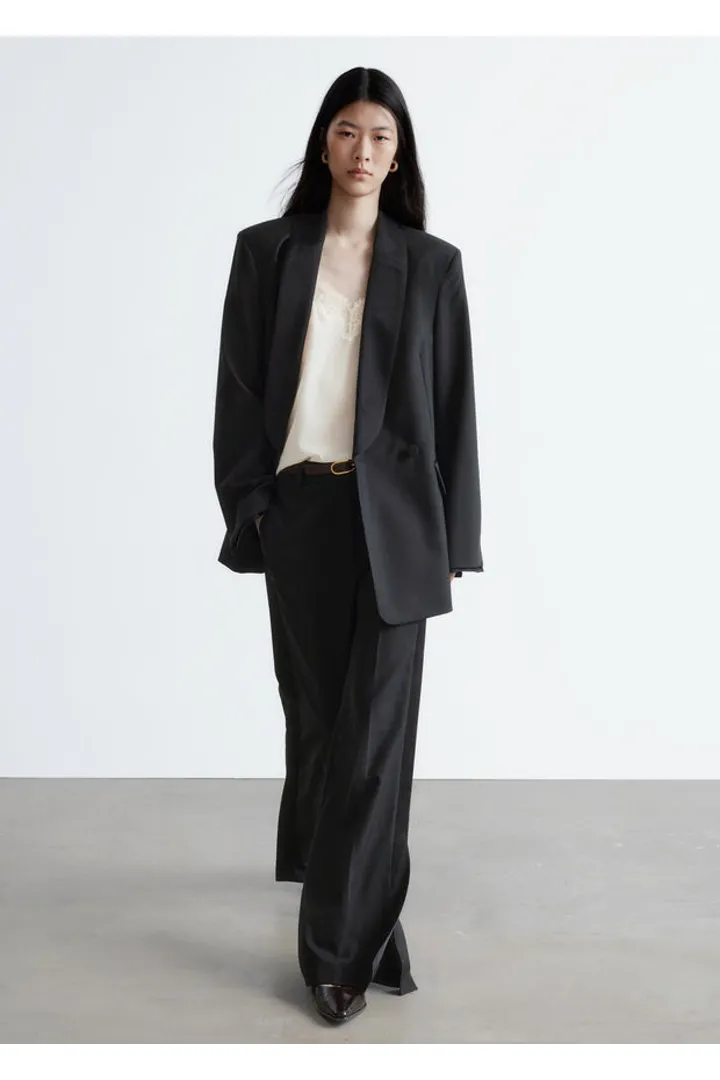 앤아더스토리즈 울 프레스 크리스 트라우저의 블랙컬러 ECOMLook입니다.