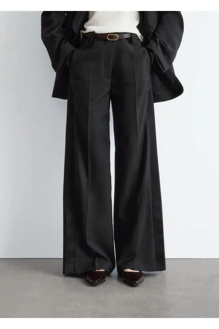 앤아더스토리즈 울 프레스 크리스 트라우저의 블랙컬러 ECOMLook입니다.