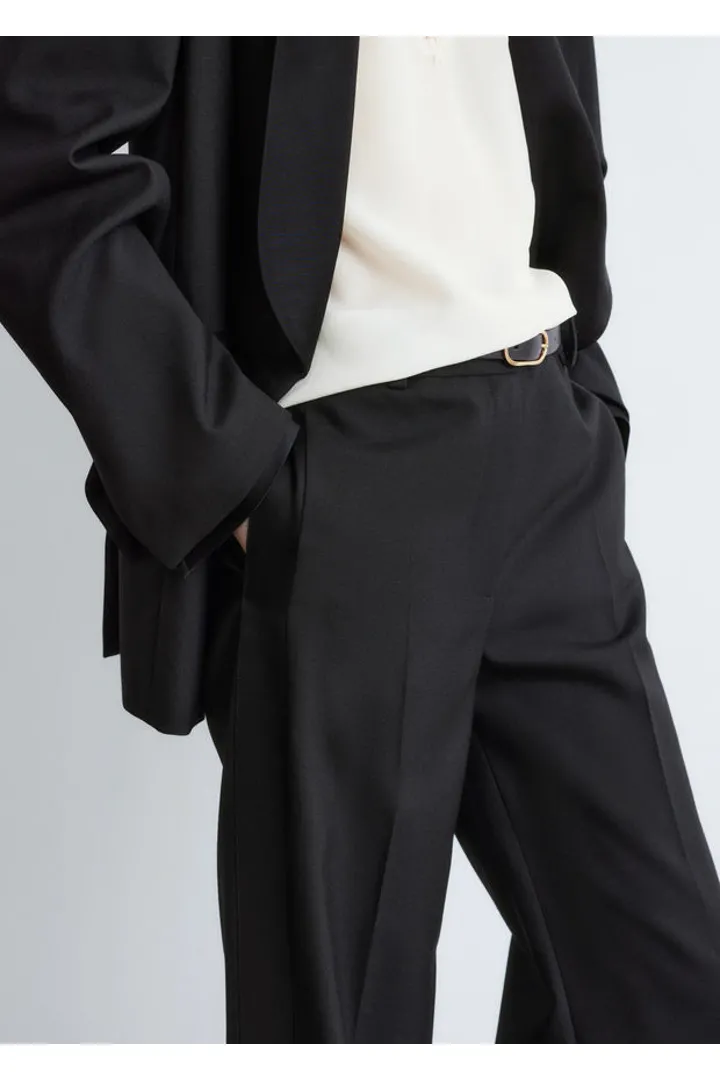 앤아더스토리즈 울 프레스 크리스 트라우저의 블랙컬러 ECOMLook입니다.