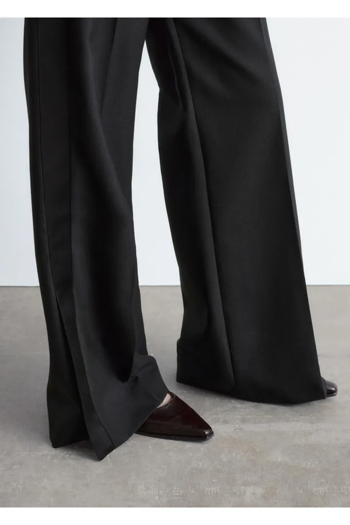 앤아더스토리즈 울 프레스 크리스 트라우저의 블랙컬러 ECOMLook입니다.