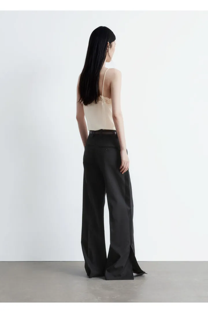 앤아더스토리즈 울 프레스 크리스 트라우저의 블랙컬러 ECOMLook입니다.