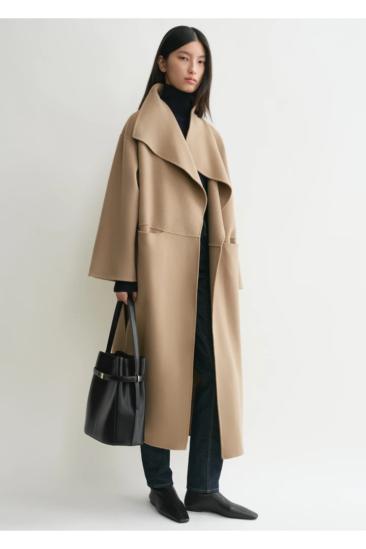 TOTEME 시그니처 울 캐시미어 코트 트러플의 트러플컬러 0번쨰 이미지입니다.