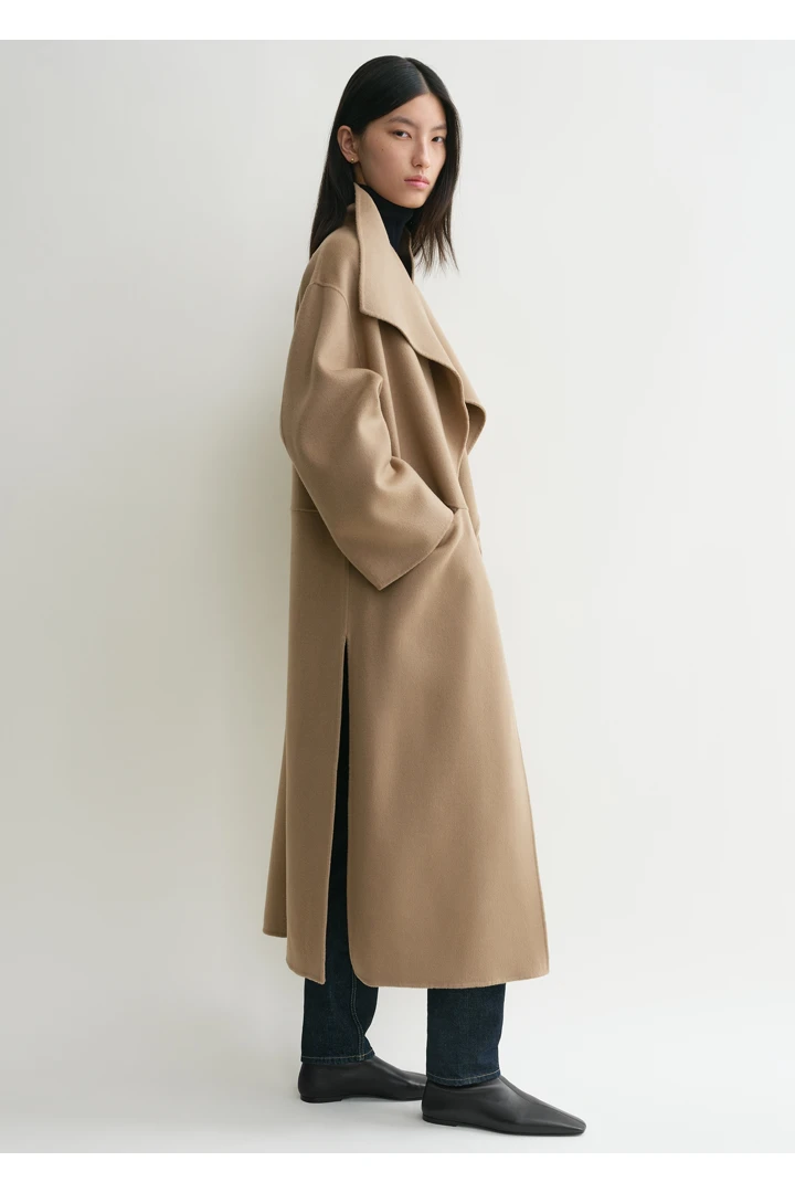 TOTEME 시그니처 울 캐시미어 코트 트러플의 트러플컬러 1번쨰 이미지입니다.